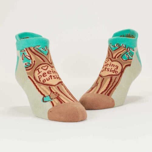Peeing Outside - Women's Sneaker Socks